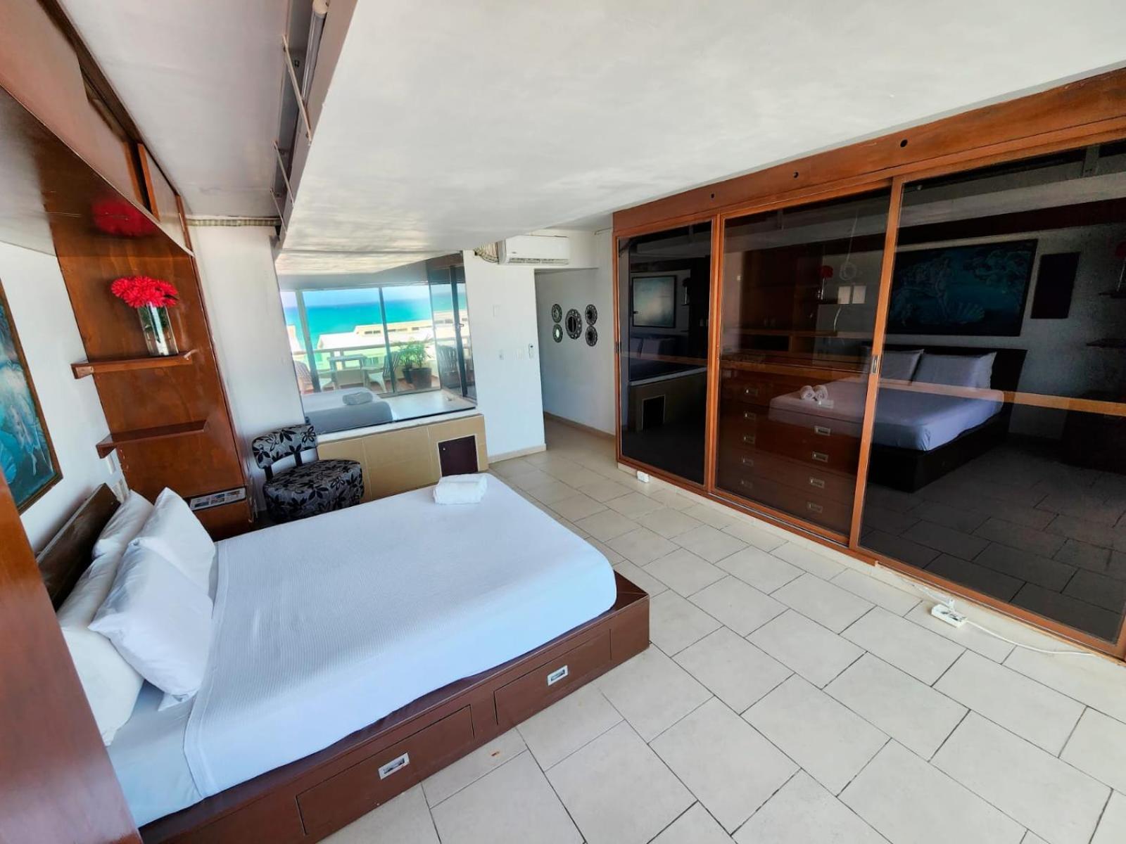 Beachfront Apartments Канкун Екстер'єр фото
