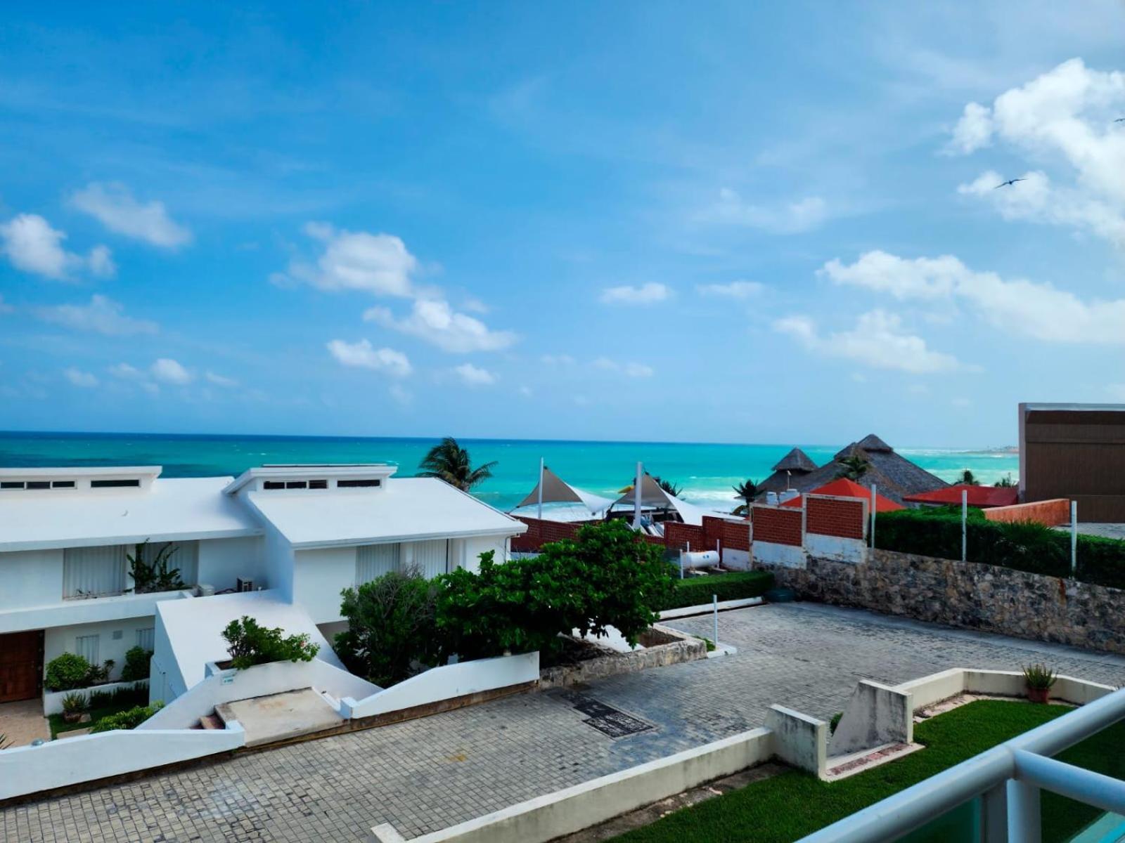 Beachfront Apartments Канкун Екстер'єр фото