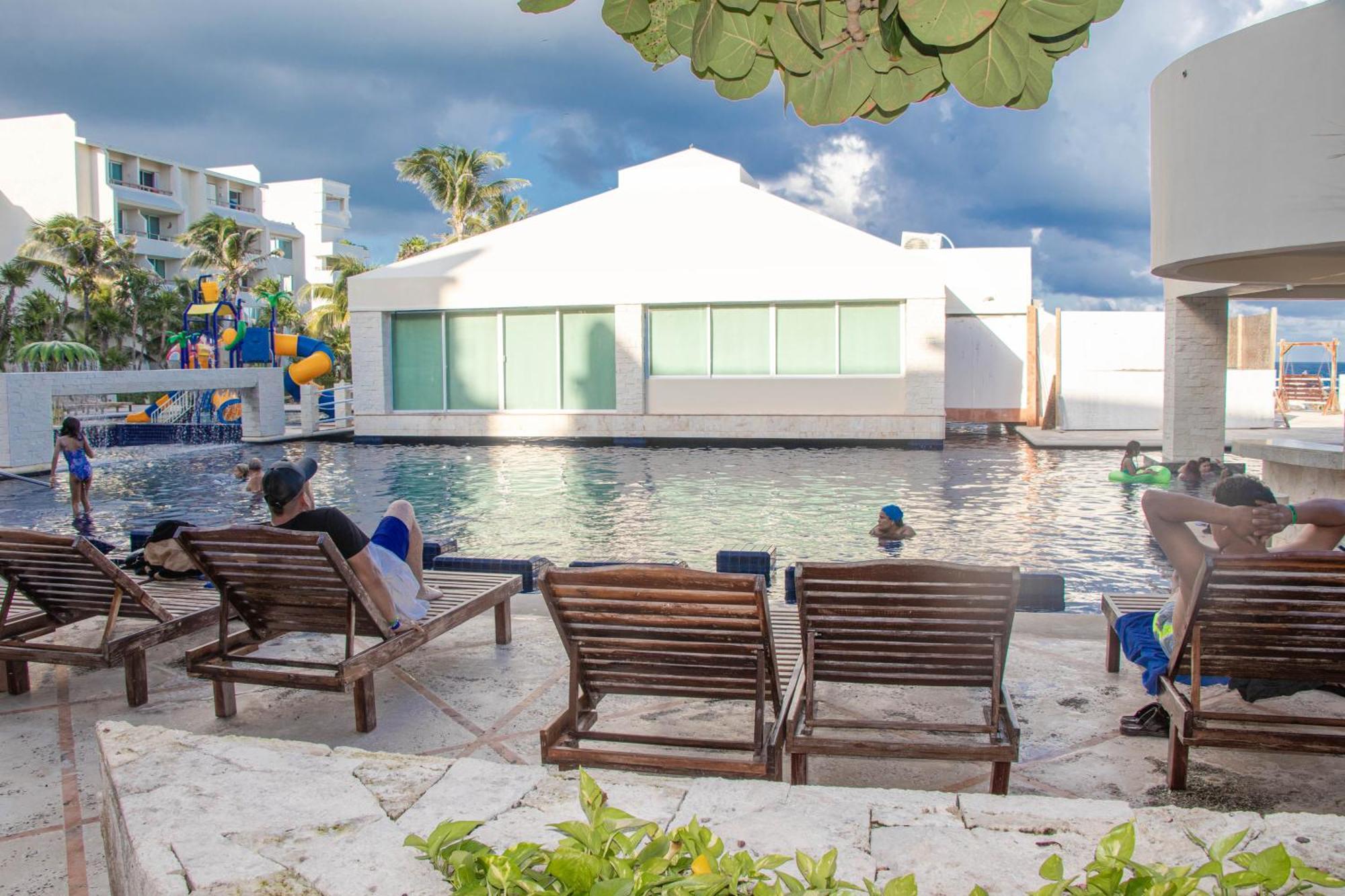 Beachfront Apartments Канкун Екстер'єр фото