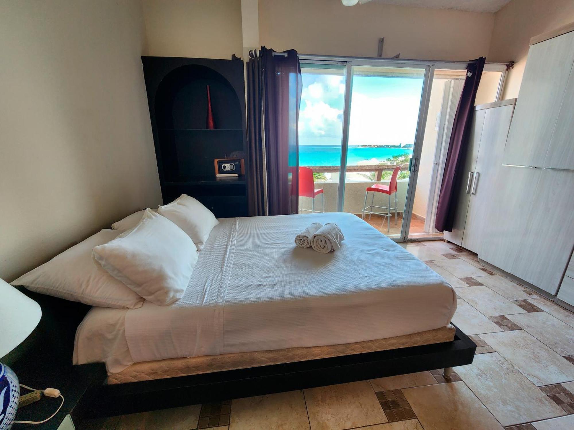 Beachfront Apartments Канкун Екстер'єр фото