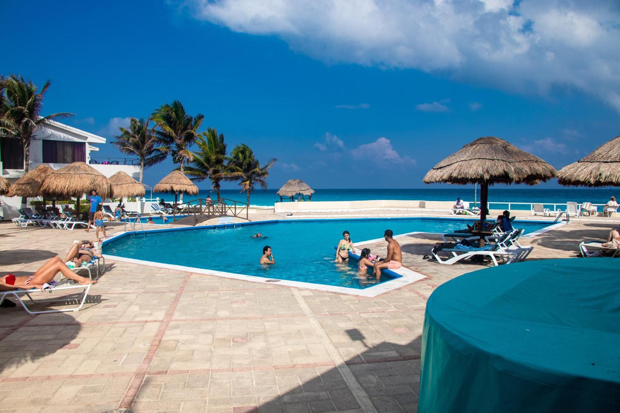 Beachfront Apartments Канкун Екстер'єр фото