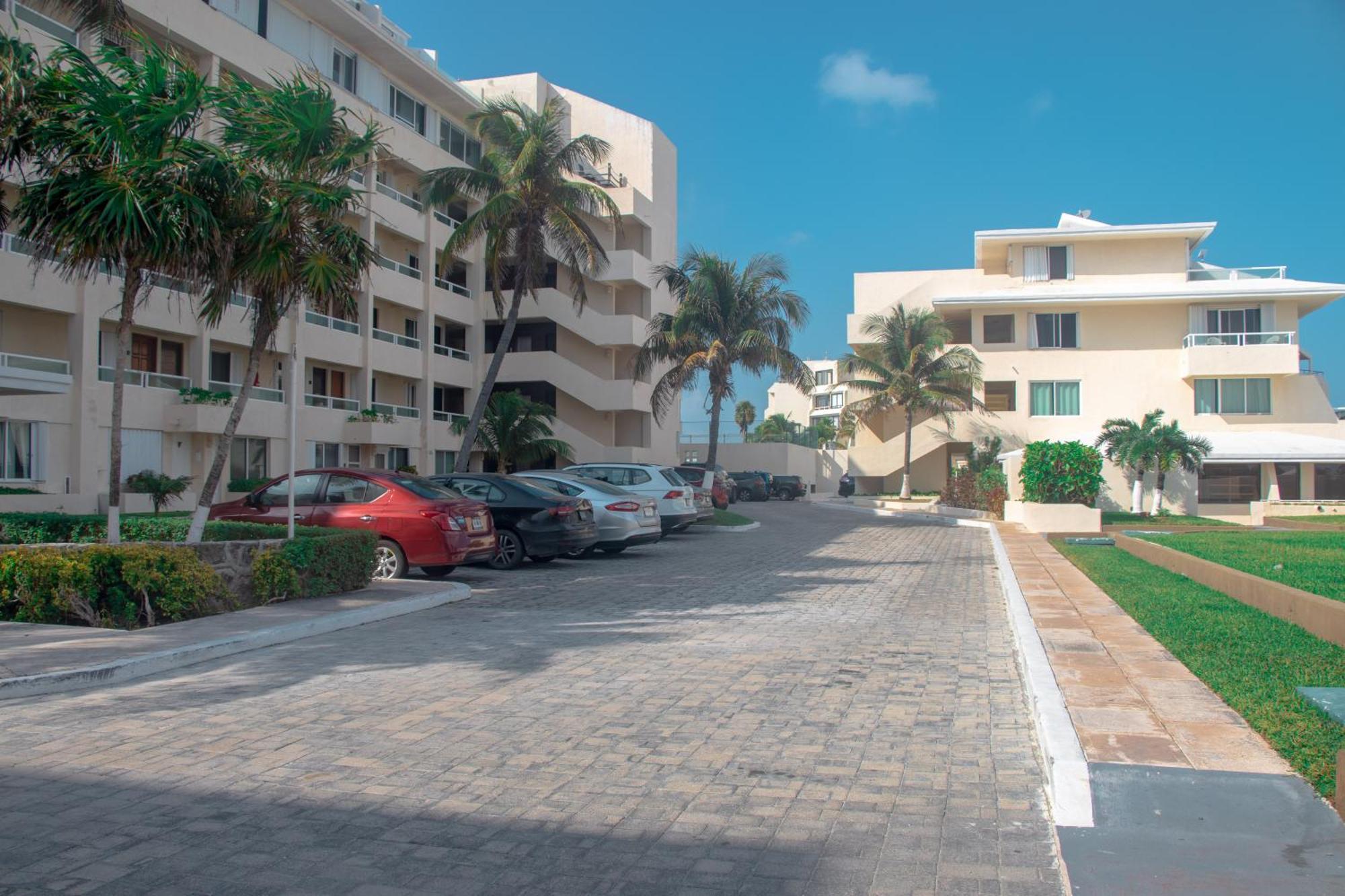Beachfront Apartments Канкун Екстер'єр фото