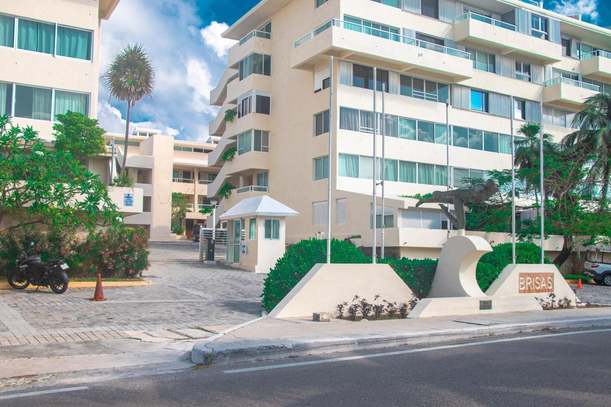 Beachfront Apartments Канкун Екстер'єр фото