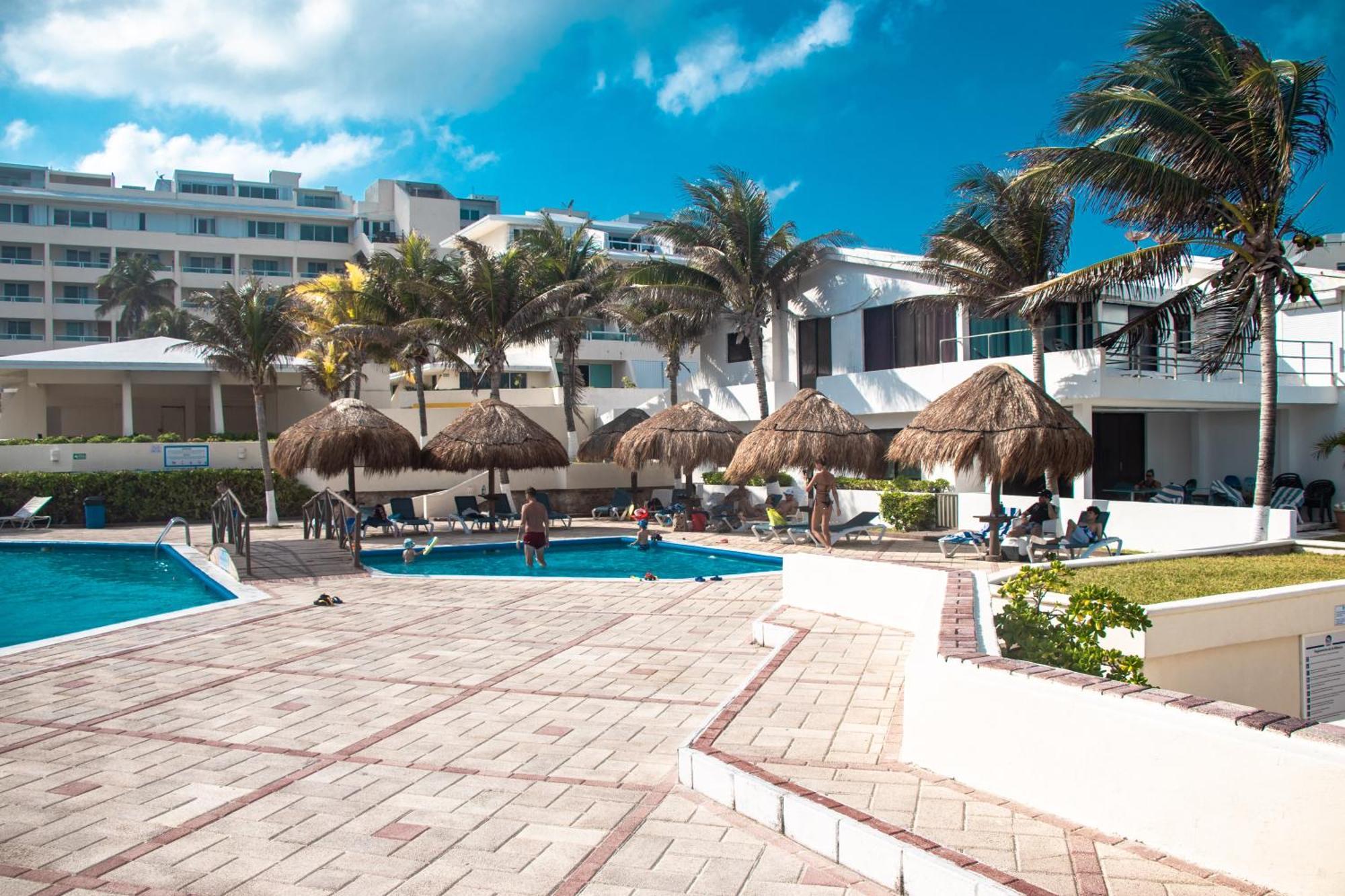 Beachfront Apartments Канкун Екстер'єр фото